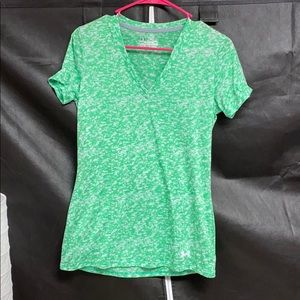 🌸EUC Under Armour green and white tee